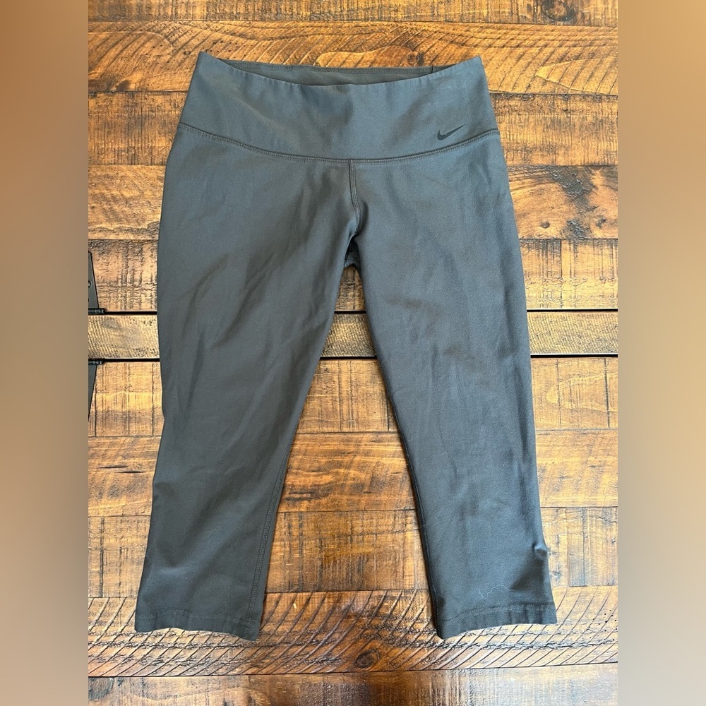 Nike Women's Dark Gray Capri Leggings